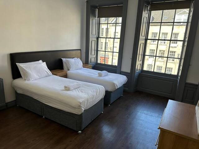 Royal Mile 4 Bedroom and 3 Bathroom Apt for 10 per gallery image 2