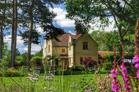 Gardener’s Retreat by Lucy and Mark