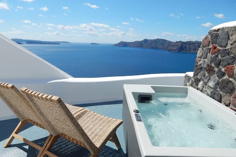 Aspa Caves studio, outdoor jacuzzi & caldera view!