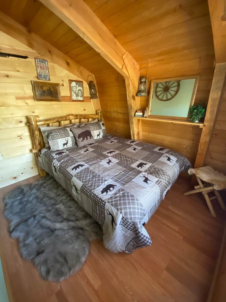 Spálňa na poschodí s manželskou posteľou Queen