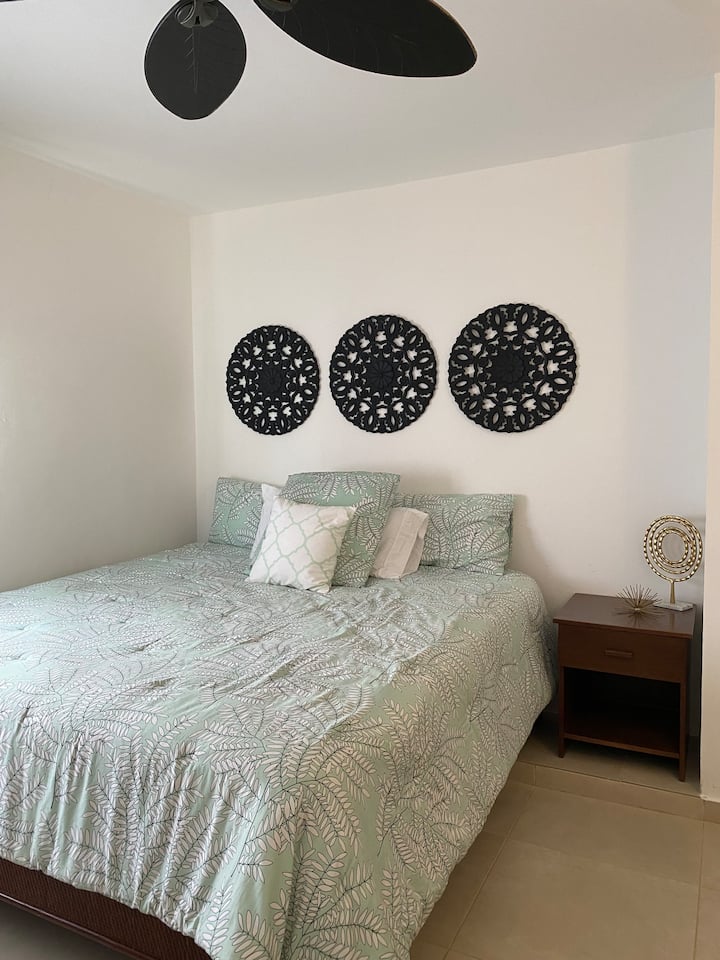 спалня, голямо двойно легло, климатик 