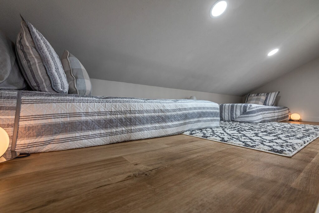 Roshani yenye vitanda viwili pacha. Kumbuka taa za usiku.