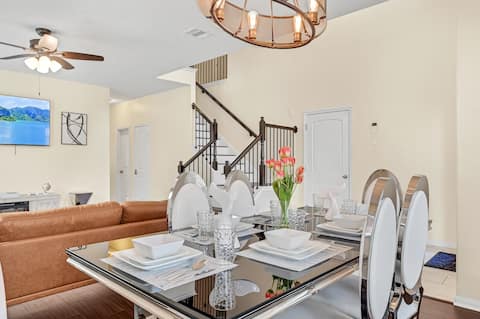 Lavender Wonder - 6 Bdrm, 3.5 bath with pool & spa