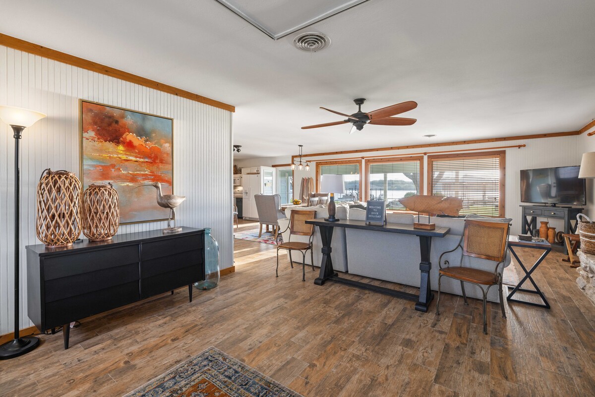 Top performing Airbnb: Dogs Welcome!~Stunning Sunsets!~Sleeps 6~King Bed in North Texas Lakes