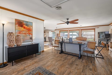 Top performing Airbnb: Dogs Welcome!~Stunning Sunsets!~Sleeps 6~King Bed in Granbury