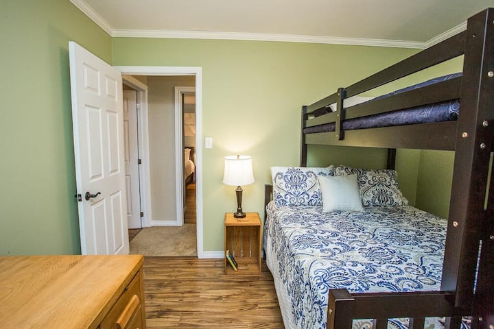 Double on the bottom, single on the top bunks.