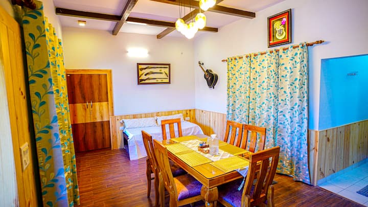 Wil je gitaar spelen terwijl je aan het eten bent. Kom in Aalayam eethoek