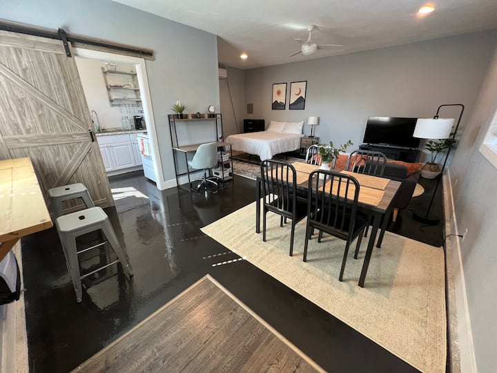 Pet Friendly Private Studio w/ Fireplace & Parking Guest suites for