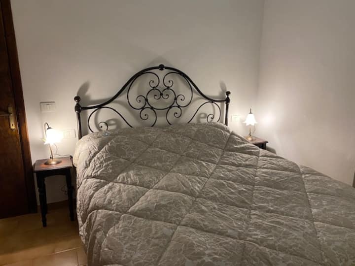 Dvojlôžková spálňa na prízemí s truhlicou so zásuvkami, sieťami proti komárom a okenicami