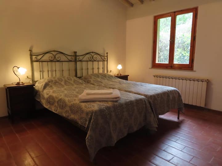 Dvojposteľová izba s veľkou komorou, sieťkami proti komárom a okenicami, postele je možné spojiť alebo oddeliť. 