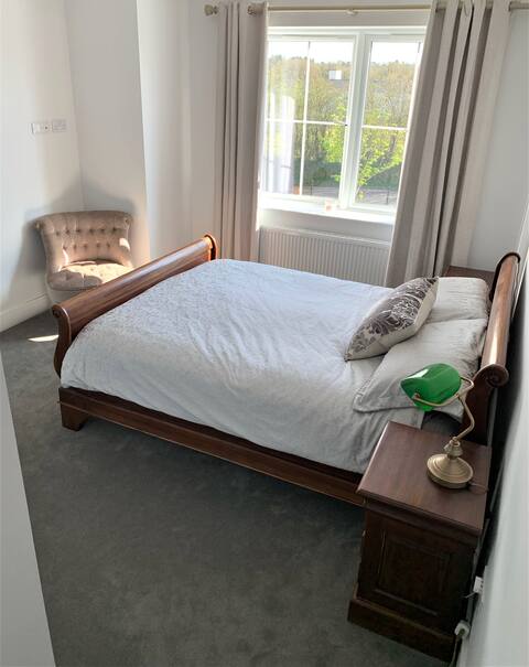 Private Bedroom with Ensuite in town