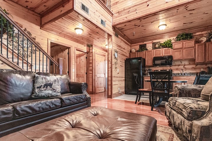 Charming Cabin・sleeps 6・grill, Hot Tub, Pool Table - Pigeon Forge, TN