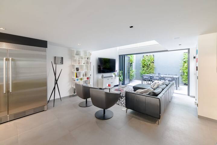 Luxury stylish townhouse with pool and jacuzzi gallery image 4