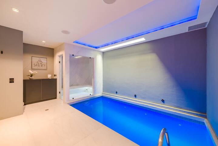 Luxury stylish townhouse with pool and jacuzzi gallery image 2