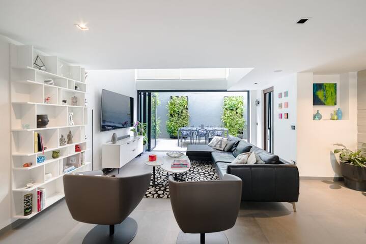 Luxury stylish townhouse with pool and jacuzzi gallery image 3