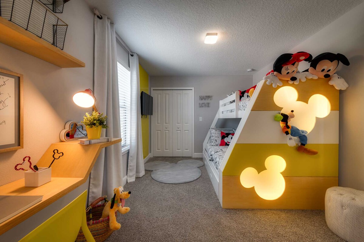 儿童卧室。有趣的乐趣！ ！双层床双人床+双人脚轮 