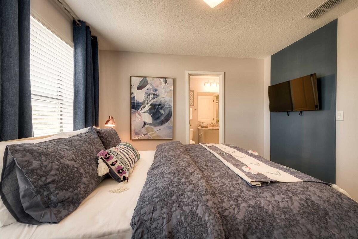 楼上有舒适的卧室，配备一张标准双人床。 