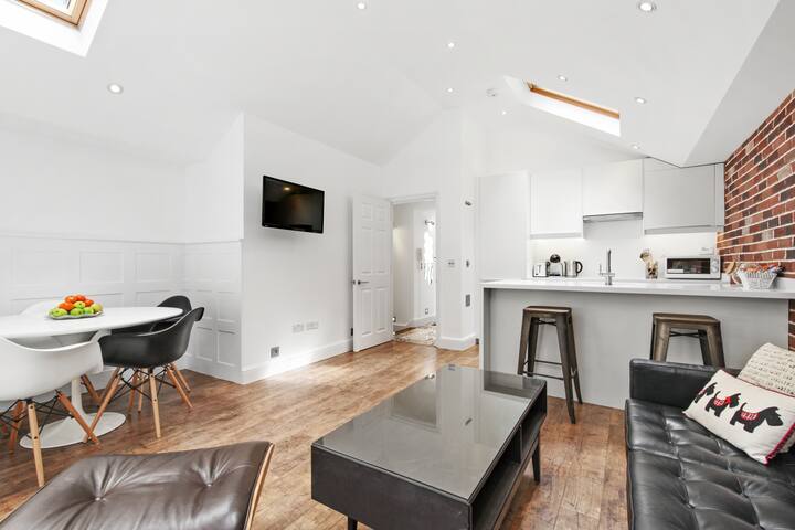 A hidden gem situated as central as it gets ! gallery image 2