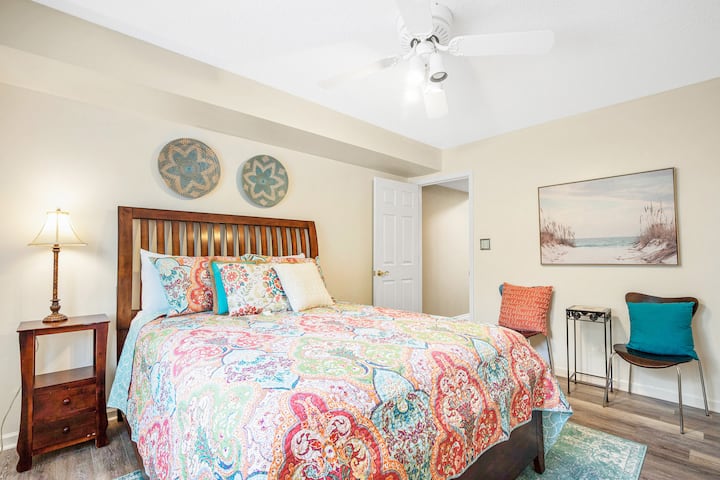 El dormitorio 3 es una habitación espaciosa con un baño adjunto y un vestidor grande.  En el piso principal.