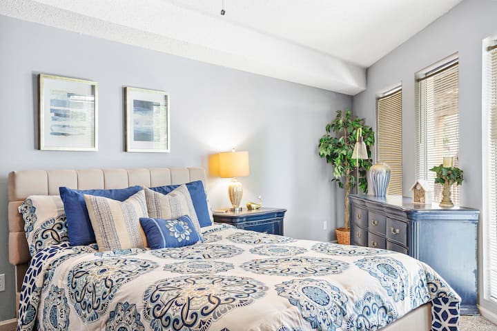 El dormitorio 5 cuenta con una habitación tranquila con una cama tamaño queen y una televisión inteligente.