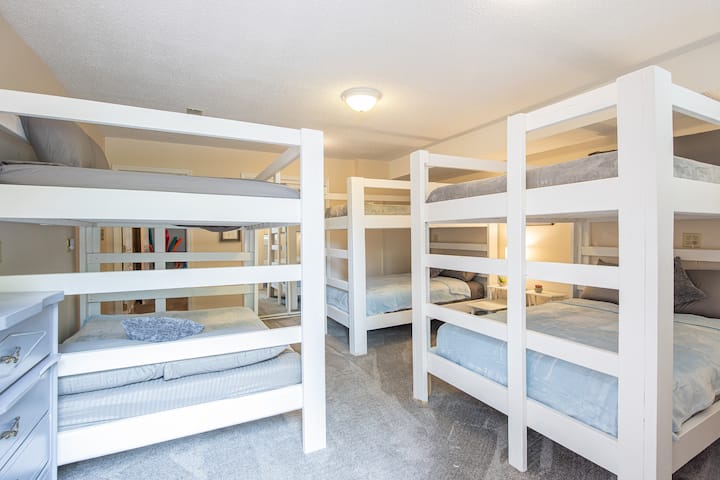 Habitación con literas con 3 literas completas.