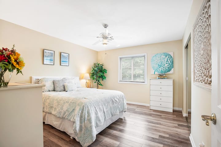 El dormitorio 2 cuenta con una espaciosa cama tamaño queen y vestidor.