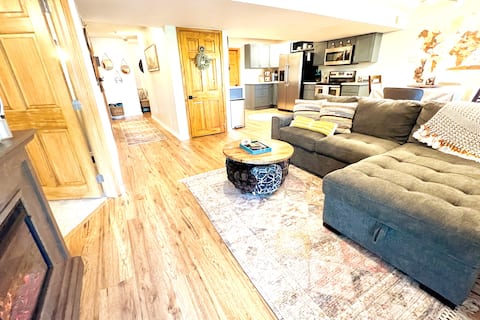Cutesy Cozy Casa 2 BR Basement Apt. w/hot tub