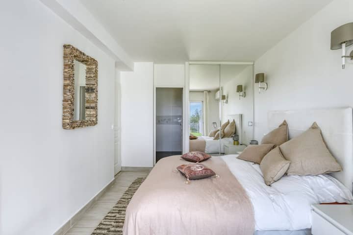 غرفة زوجية في الطابق الأرضي (سرير 160 × 200) مع خزانات تخزين تتواصل في حمام مع دش. مكيف الهواء (الساخن/البارد) والستائر الكهربائية الداكنة