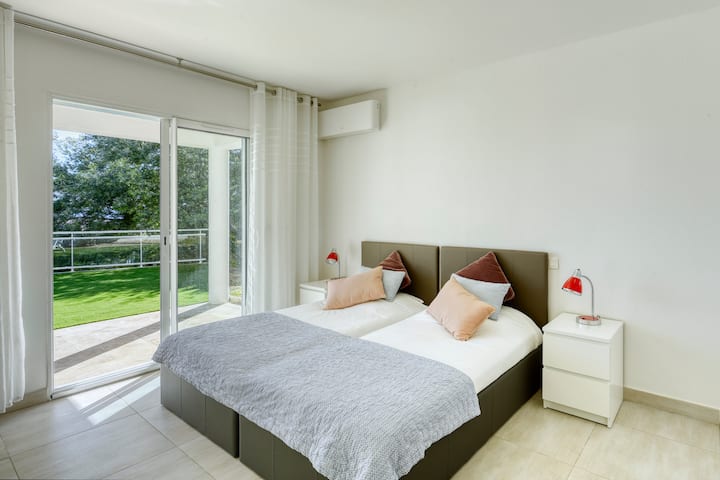 غرفة نوم مع إمكانية الوصول المباشر إلى تراس بانورامي