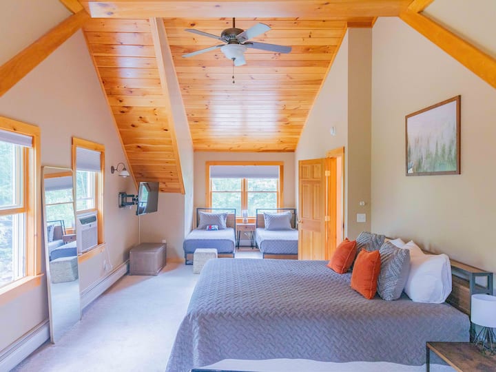 Guest bedroom with King bed and 2 Twin beds