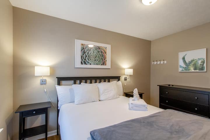 Chumba cha pili kilicho na kitanda cha ukubwa wa malkia na mashuka safi yaliyotolewa kwa ajili ya ukaaji wako katika kila chumba.