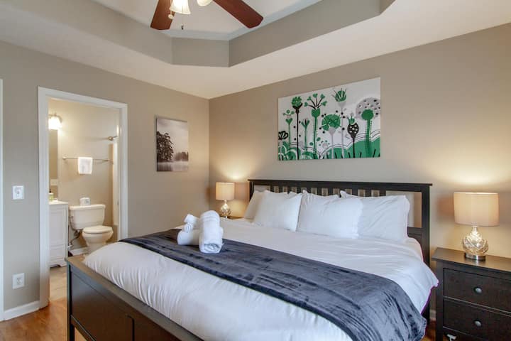 Kitanda cha ukubwa wa kifalme kinapatikana katika chumba kikuu.