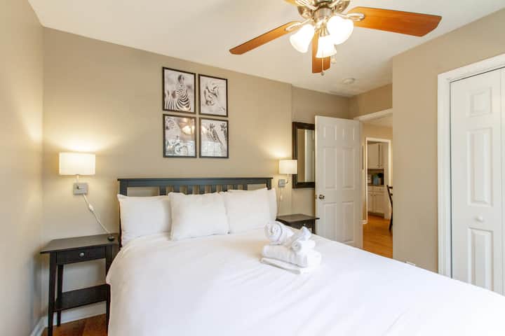 Pumzika kwa starehe ya vitanda vyetu vya ukubwa wa kifalme!