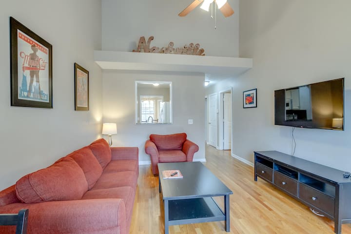 Furahia muda wa familia uliokusanyika kwenye televisheni. Kochi pia lina kitanda cha sofa cha kuvuta.