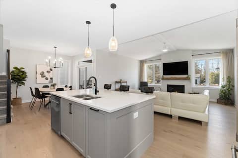 Successful Airbnb property: Cheerful 4 bedroom house, with covered patio. in Rideau Jock