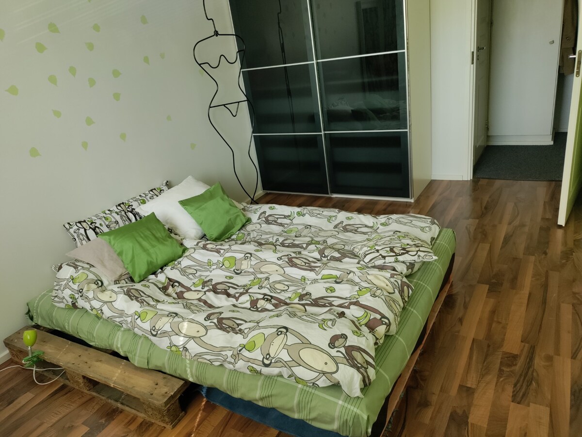 Dhoma e gjumit. Përveç raftit të veshjeve, ana e majtë e gardërobës është e jotja për t 'u përdorur.