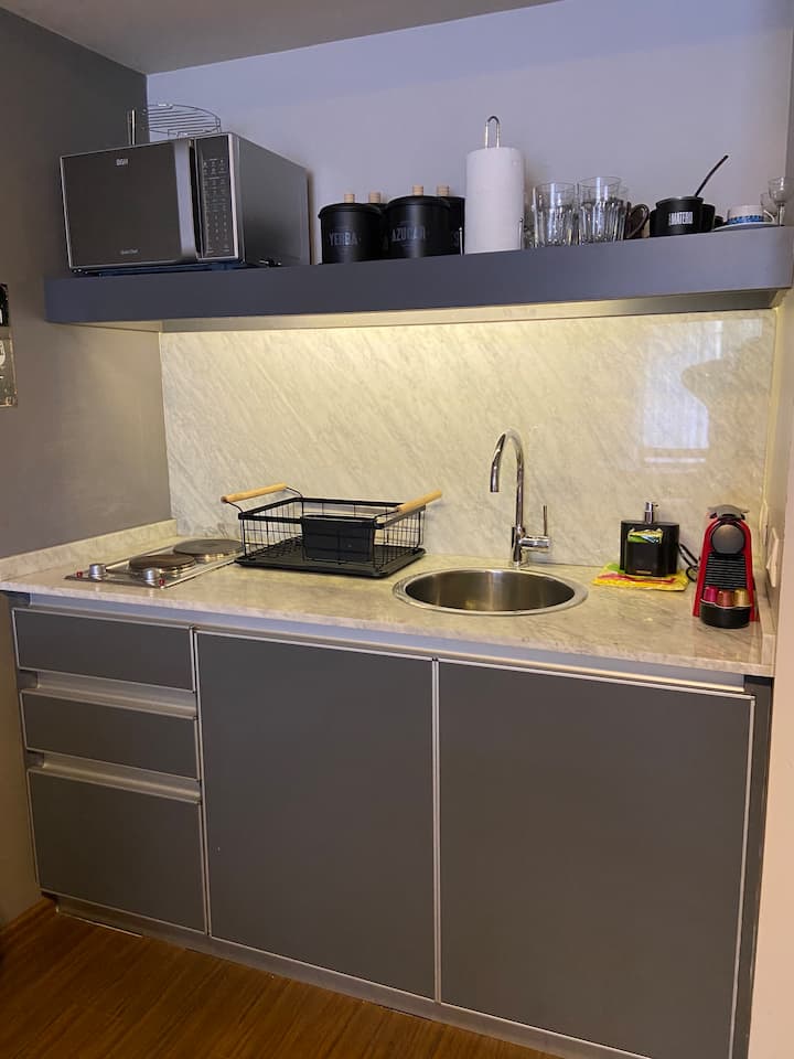 Kitnet com piscina, academia e segurança 24 horas em Palermo Soho