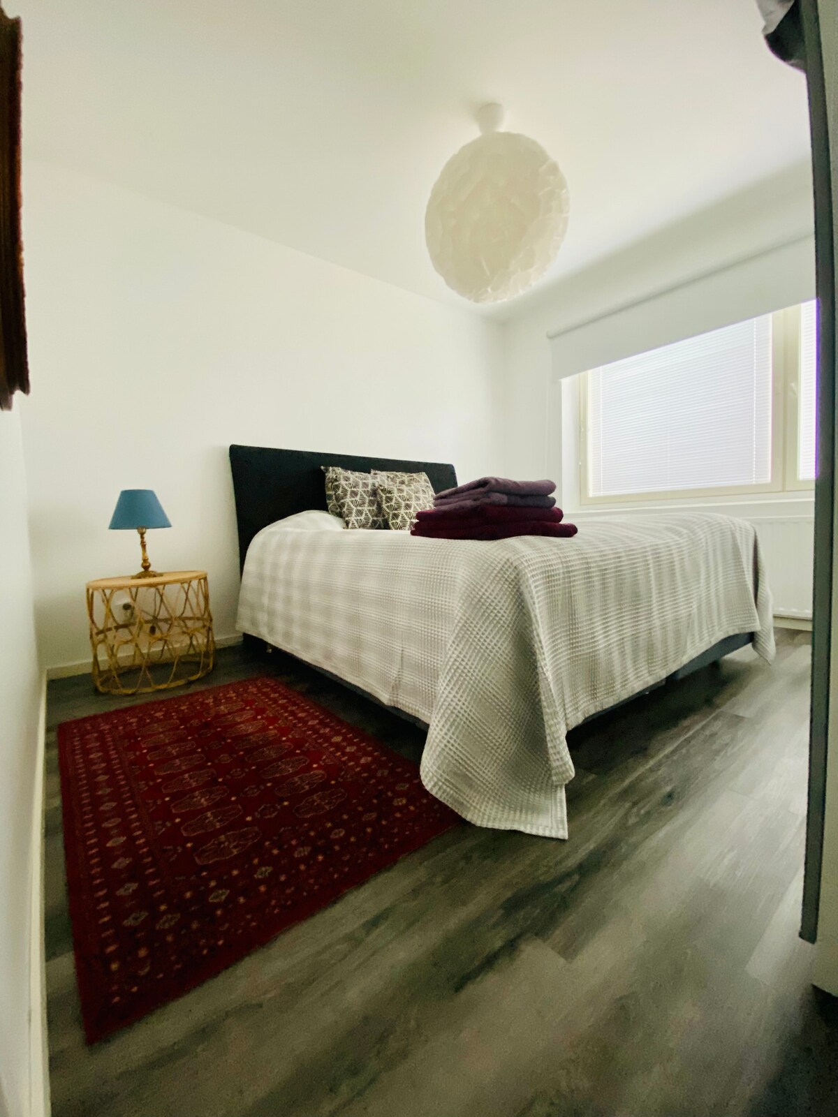 חדר שינה עם מיטת קינג סייז נוחה 