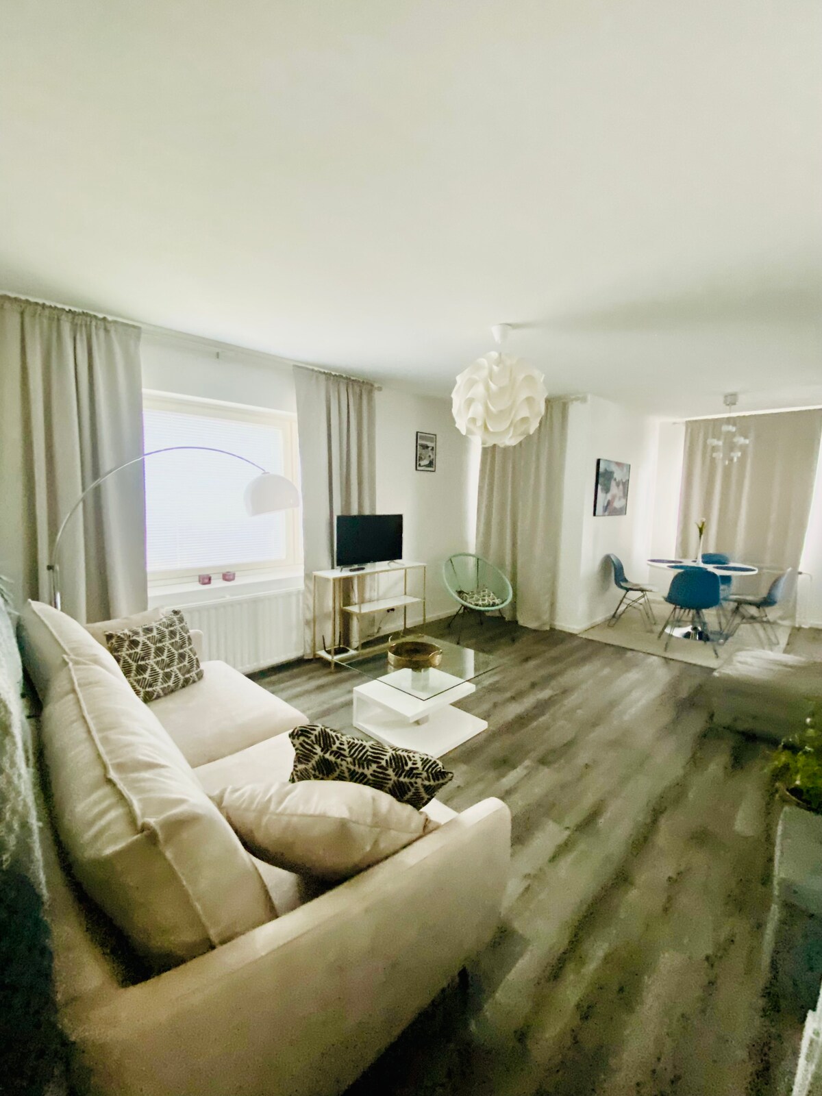 סלון גדול ומרווח עם טלוויזיה חכמה וספה נוחה. 