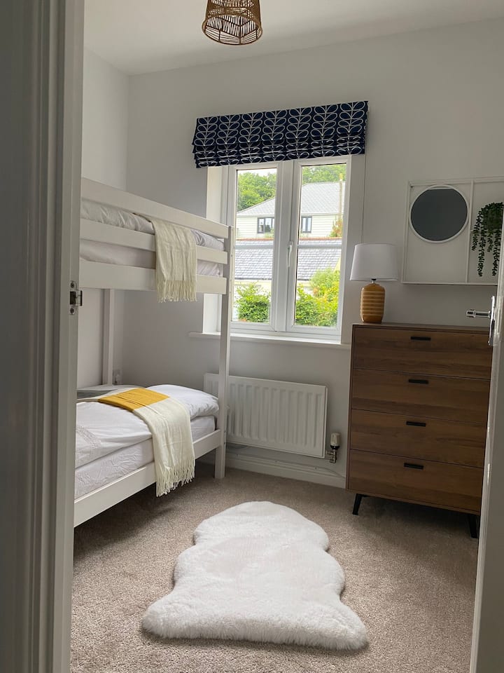 Dhoma e tretë e gjumit me krevate marinarë x 2 për të fjetur dy fëmijë