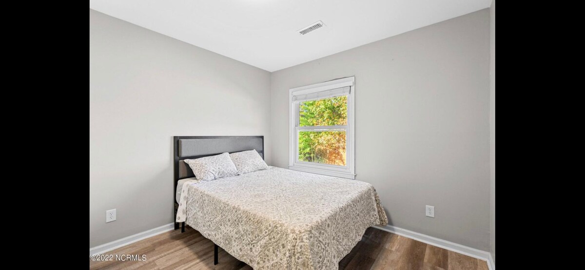 Nezobrazuje sa: umelecké diela, rohové police, lavička, nočný stolík s lampou a vstavané zásuvky na nabíjanie telefónov a zatemňovací záves. 