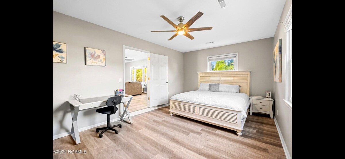 Koberec a rozkladacia pohovka nie sú na obrázku. 