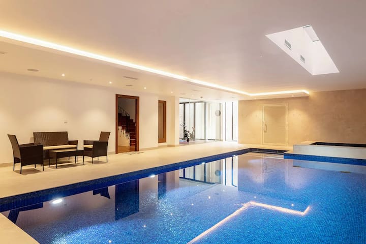4-bed mansion in Highgate with Pool