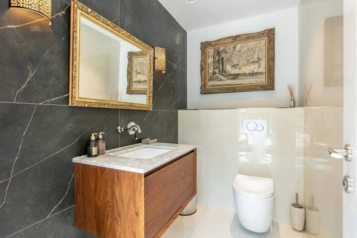 4-bed mansion in Highgate with Pool gallery image 4