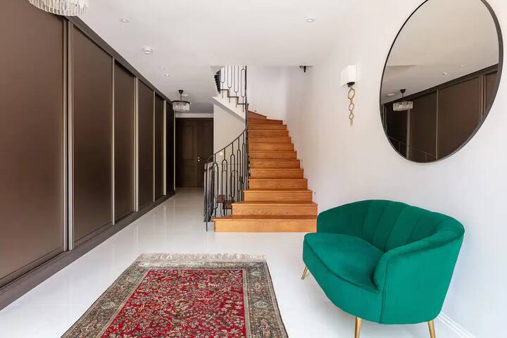 4-bed mansion in Highgate with Pool gallery image 2