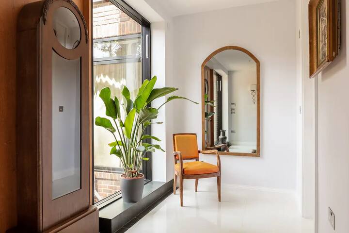 4-bed mansion in Highgate with Pool gallery image 3