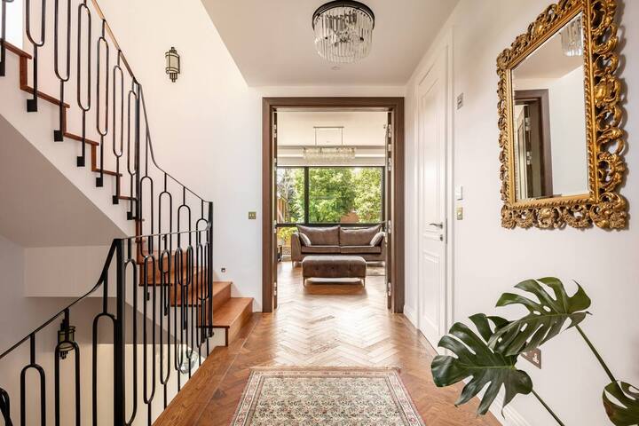 4-bed mansion in Highgate with Pool gallery image 5