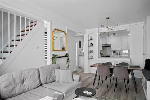Top Airbnb: Beautiful 3-Bedroom House | Centretown | 2 Parking in Somerset