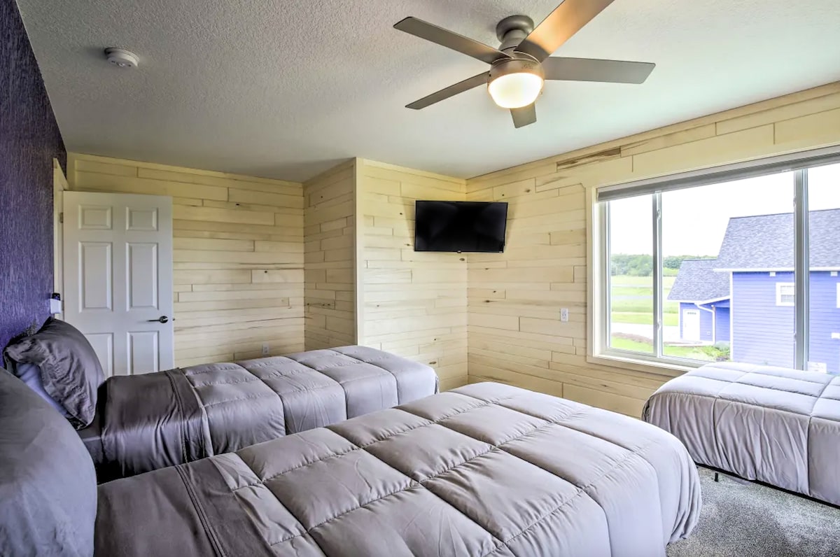 窓の外にある「青いムスキー」と呼ばれる青い家もAirbnbで借りられるお家です！