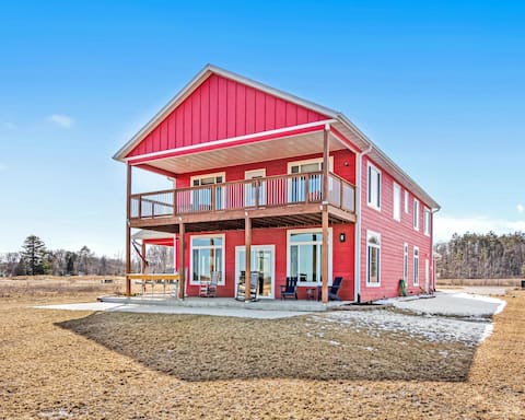 The Red Walleye: 22 beds on Big Fish Golf Course